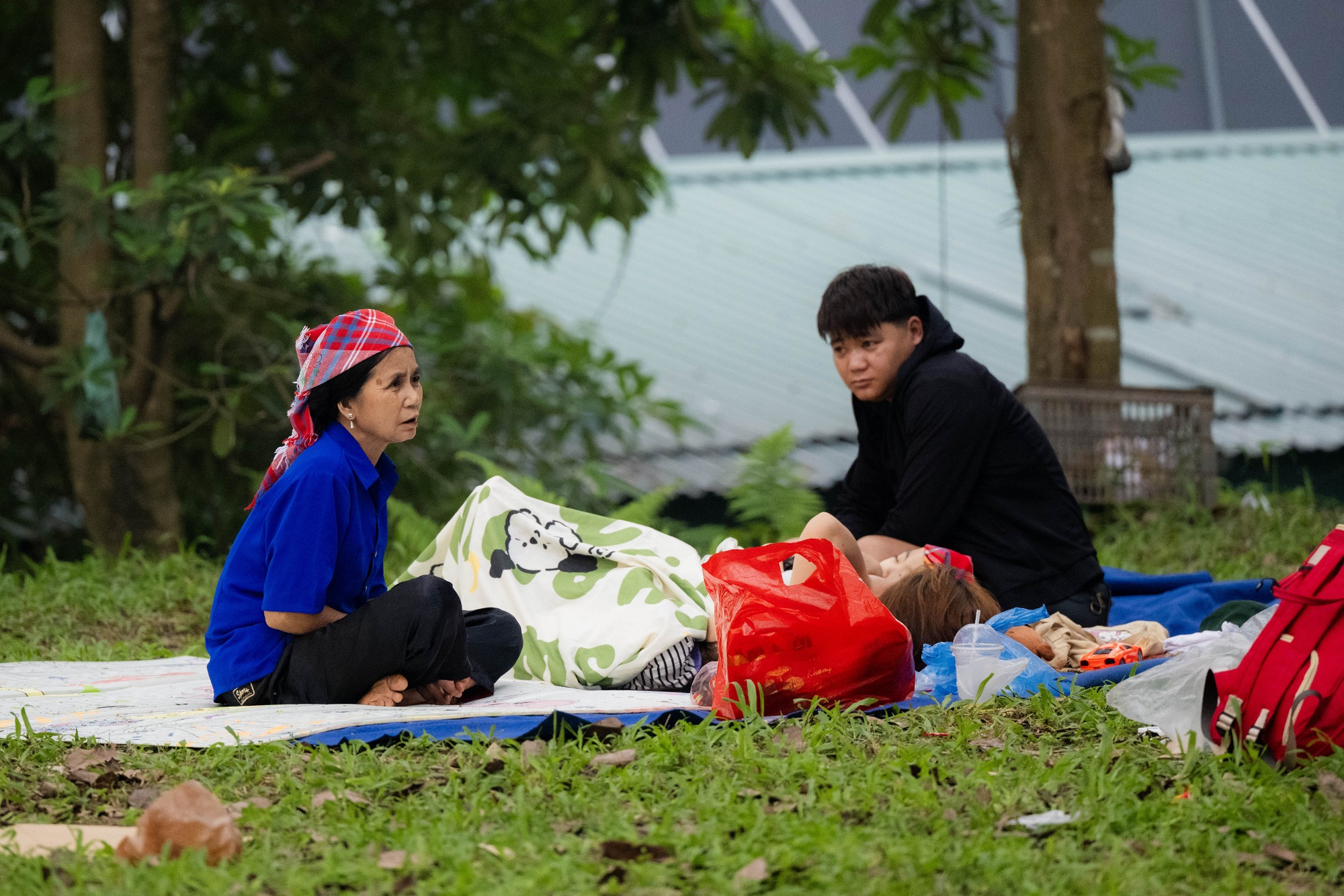 Cảnh tượng hiếm thấy: Người d&acirc;n ngủ dưới gốc c&acirc;y, b&atilde;i cỏ quanh đền H&ugrave;ng, chờ đến giờ v&agrave;o lễ Tổ- Ảnh 5.