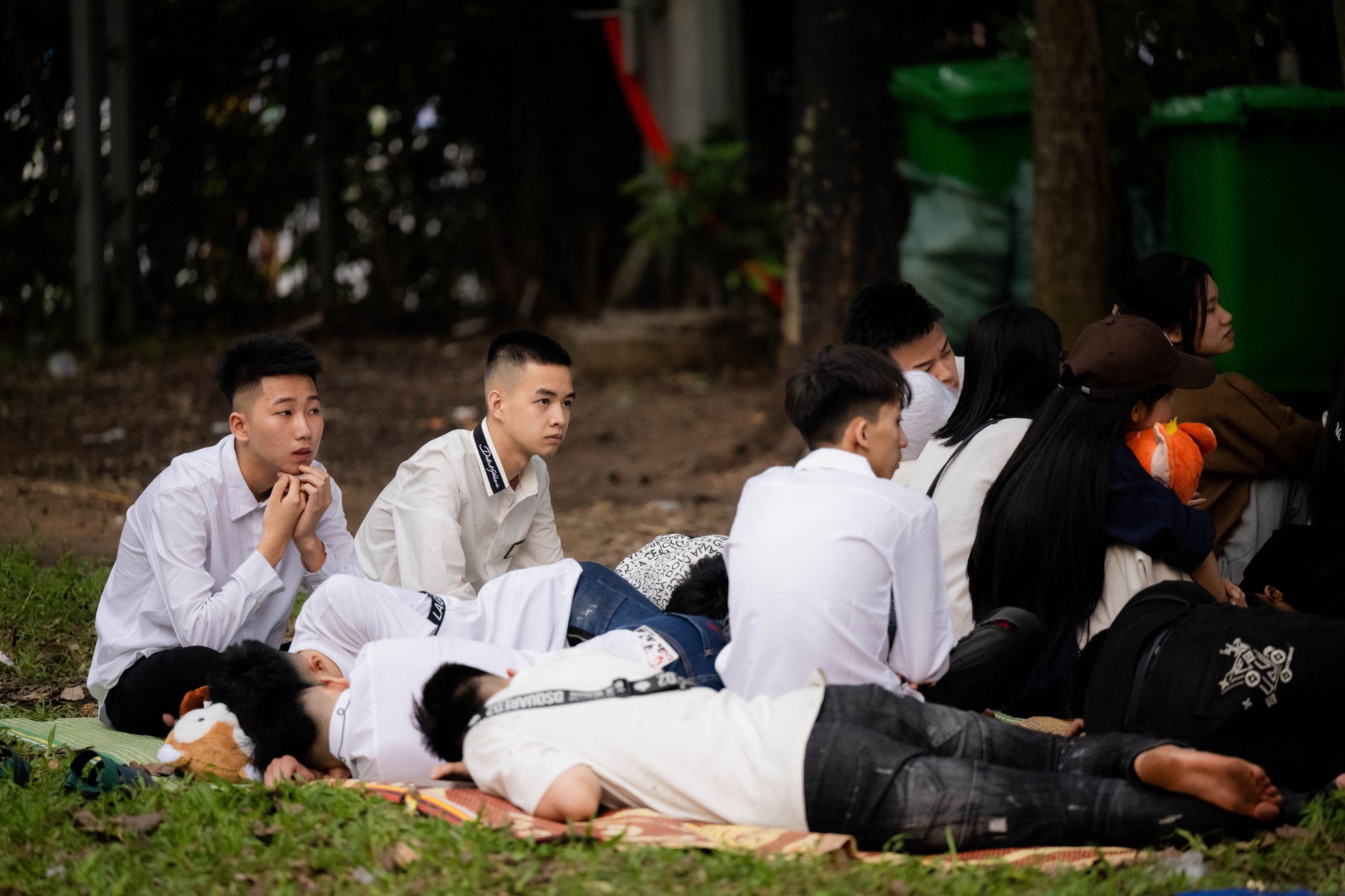 Cảnh tượng hiếm thấy: Người d&acirc;n ngủ dưới gốc c&acirc;y, b&atilde;i cỏ quanh đền H&ugrave;ng, chờ đến giờ v&agrave;o lễ Tổ- Ảnh 7.