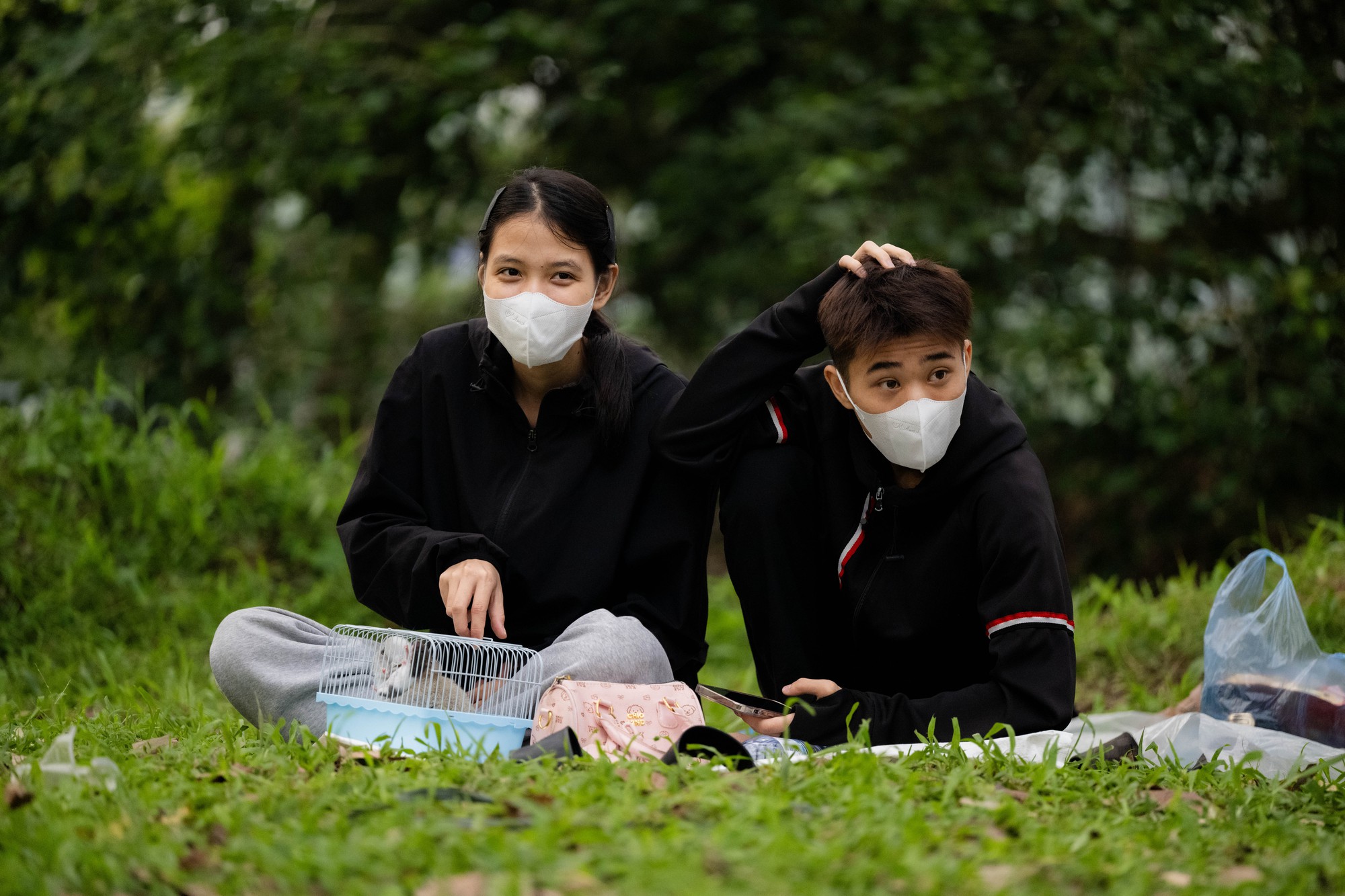 Cảnh tượng hiếm thấy: Người d&acirc;n ngủ dưới gốc c&acirc;y, b&atilde;i cỏ quanh đền H&ugrave;ng, chờ đến giờ v&agrave;o lễ Tổ- Ảnh 9.