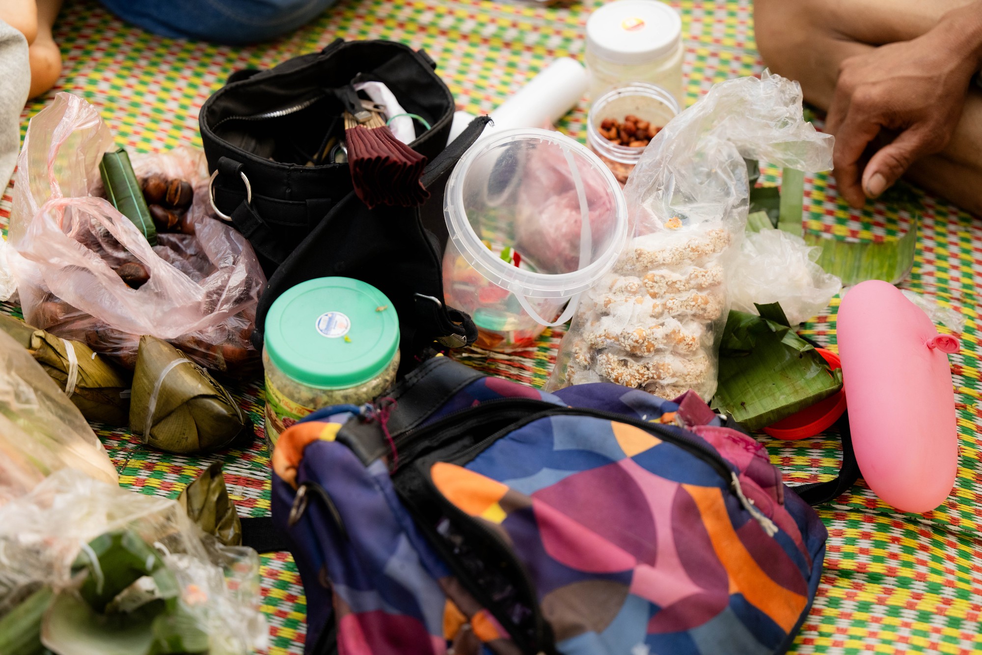 Cảnh tượng hiếm thấy: Người d&acirc;n ngủ dưới gốc c&acirc;y, b&atilde;i cỏ quanh đền H&ugrave;ng, chờ đến giờ v&agrave;o lễ Tổ- Ảnh 6.