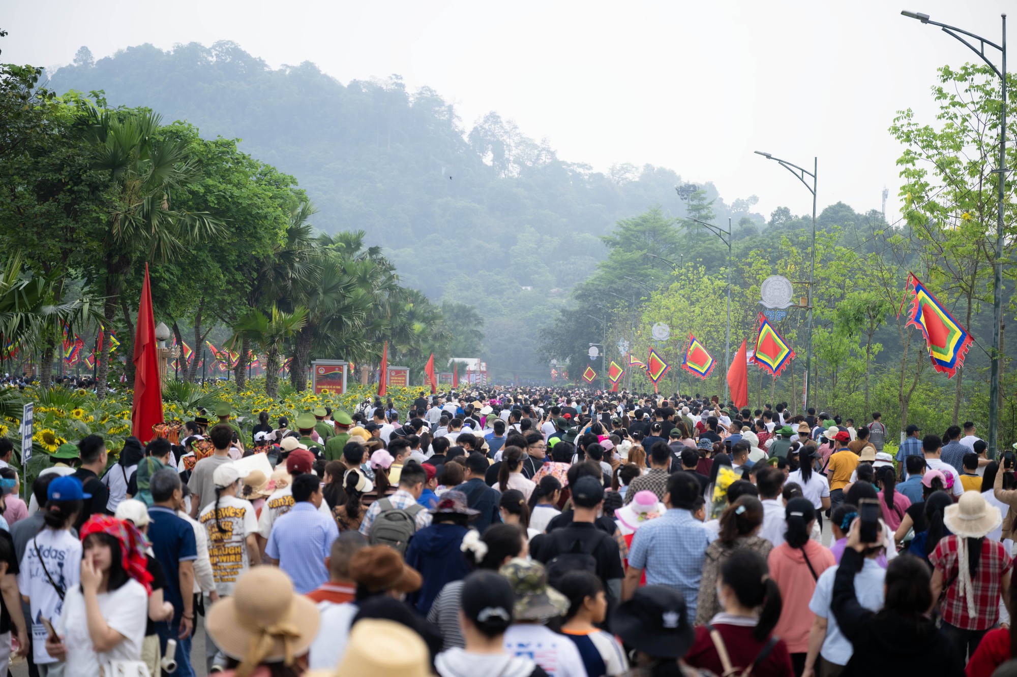 Biển người đổ về Đền H&ugrave;ng trong ng&agrave;y Giỗ Tổ H&ugrave;ng Vương: Người d&acirc;n đội lễ chen ch&acirc;n h&agrave;nh hương, ngất xỉu giữa d&ograve;ng người đ&ocirc;ng đ&uacute;c- Ảnh 3.
