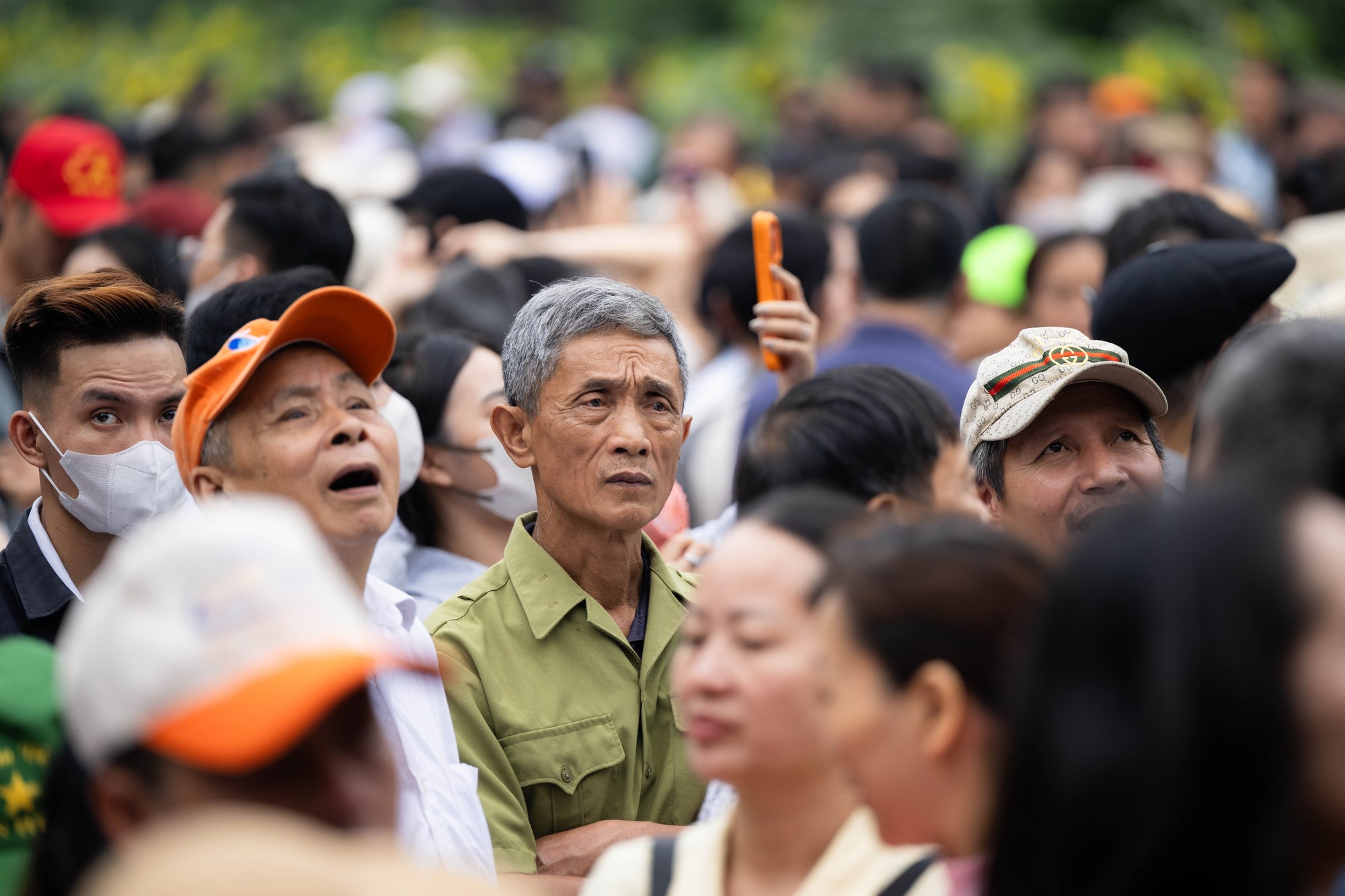 Biển người đổ về Đền H&ugrave;ng trong ng&agrave;y Giỗ Tổ H&ugrave;ng Vương: Người d&acirc;n đội lễ chen ch&acirc;n h&agrave;nh hương, ngất xỉu giữa d&ograve;ng người đ&ocirc;ng đ&uacute;c- Ảnh 8.