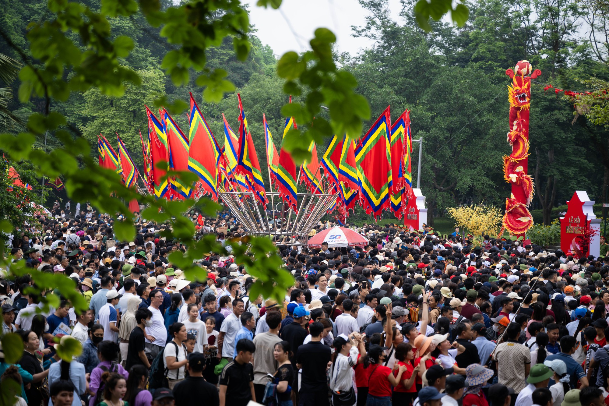Biển người đổ về Đền H&ugrave;ng trong ng&agrave;y Giỗ Tổ H&ugrave;ng Vương: Người d&acirc;n đội lễ chen ch&acirc;n h&agrave;nh hương, ngất xỉu giữa d&ograve;ng người đ&ocirc;ng đ&uacute;c- Ảnh 5.