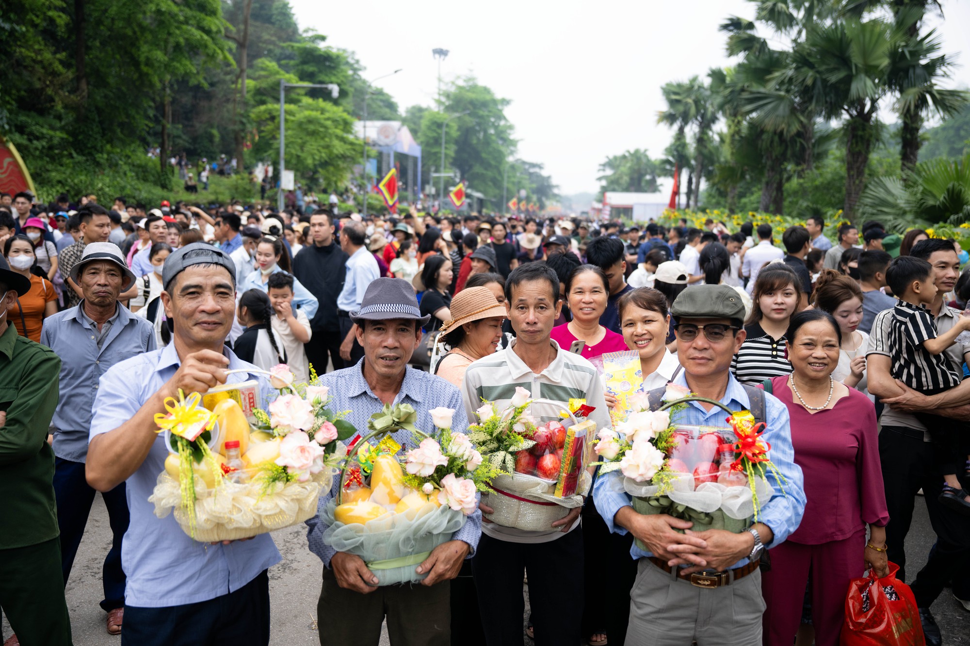 Biển người đổ về Đền H&ugrave;ng trong ng&agrave;y Giỗ Tổ H&ugrave;ng Vương: Người d&acirc;n đội lễ chen ch&acirc;n h&agrave;nh hương, ngất xỉu giữa d&ograve;ng người đ&ocirc;ng đ&uacute;c- Ảnh 6.
