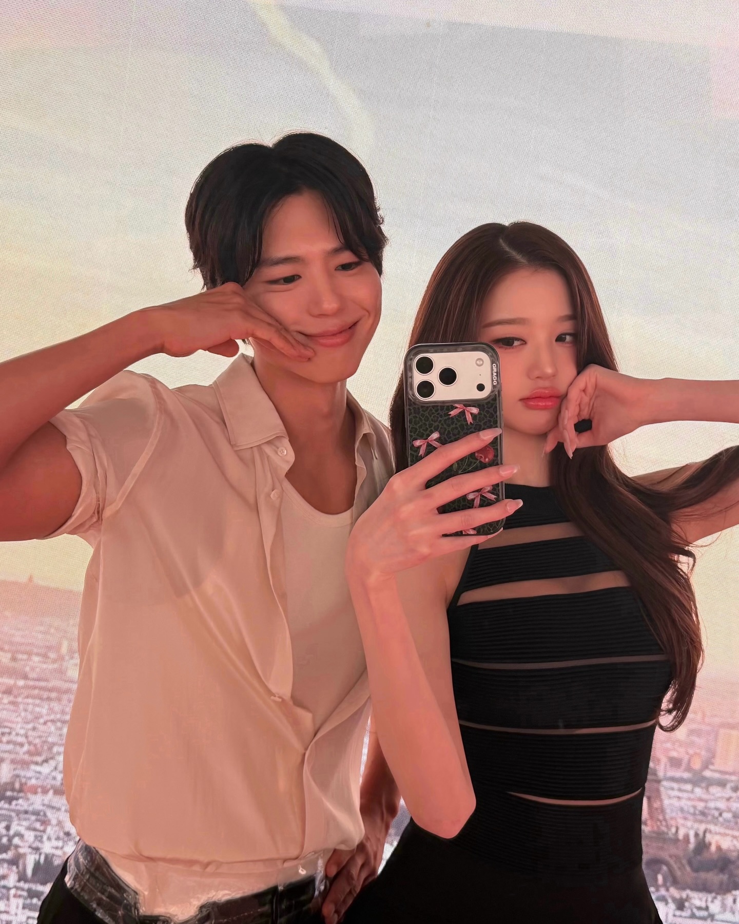 Park Bo Gum bị b&aacute;o H&agrave;n ch&ecirc; cười v&igrave; chiếc quần rộng phải quấn băng d&iacute;nh khỏi tuột giữa sự kiện- Ảnh 9.