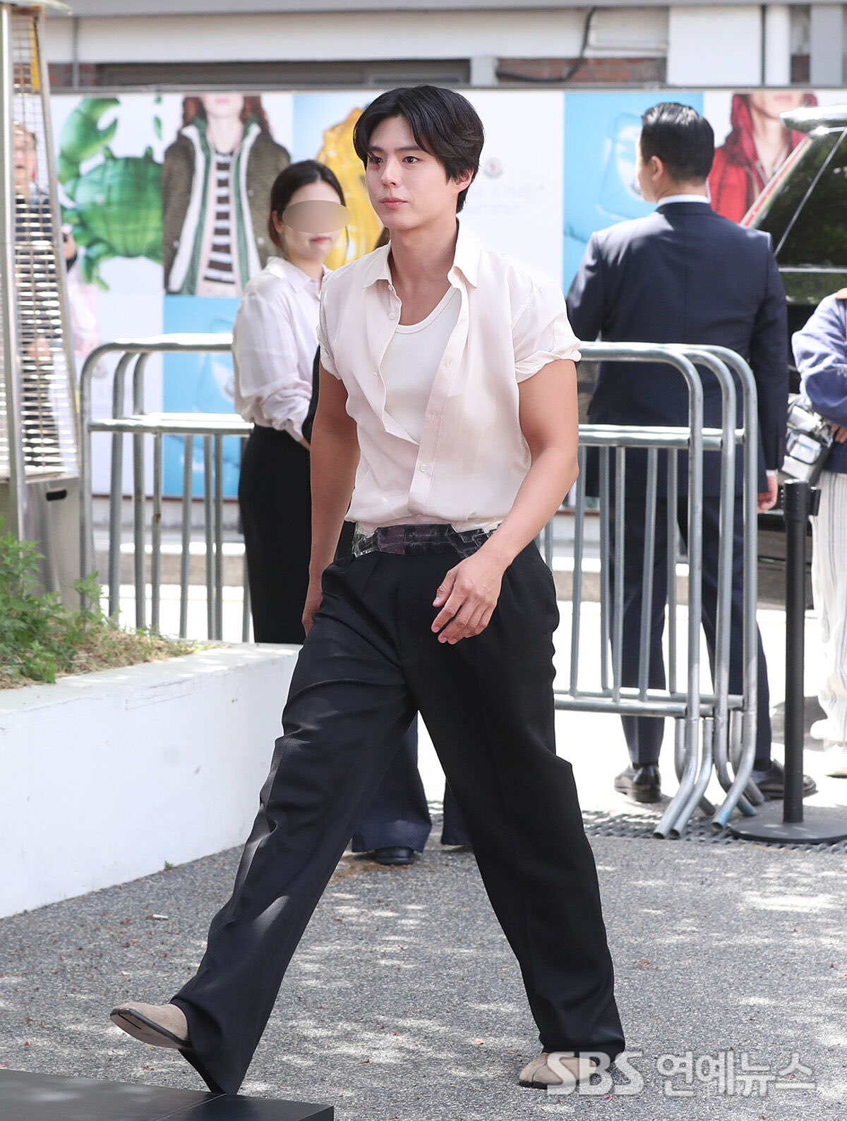 Park Bo Gum bị b&aacute;o H&agrave;n ch&ecirc; cười v&igrave; chiếc quần rộng phải quấn băng d&iacute;nh khỏi tuột giữa sự kiện- Ảnh 1.