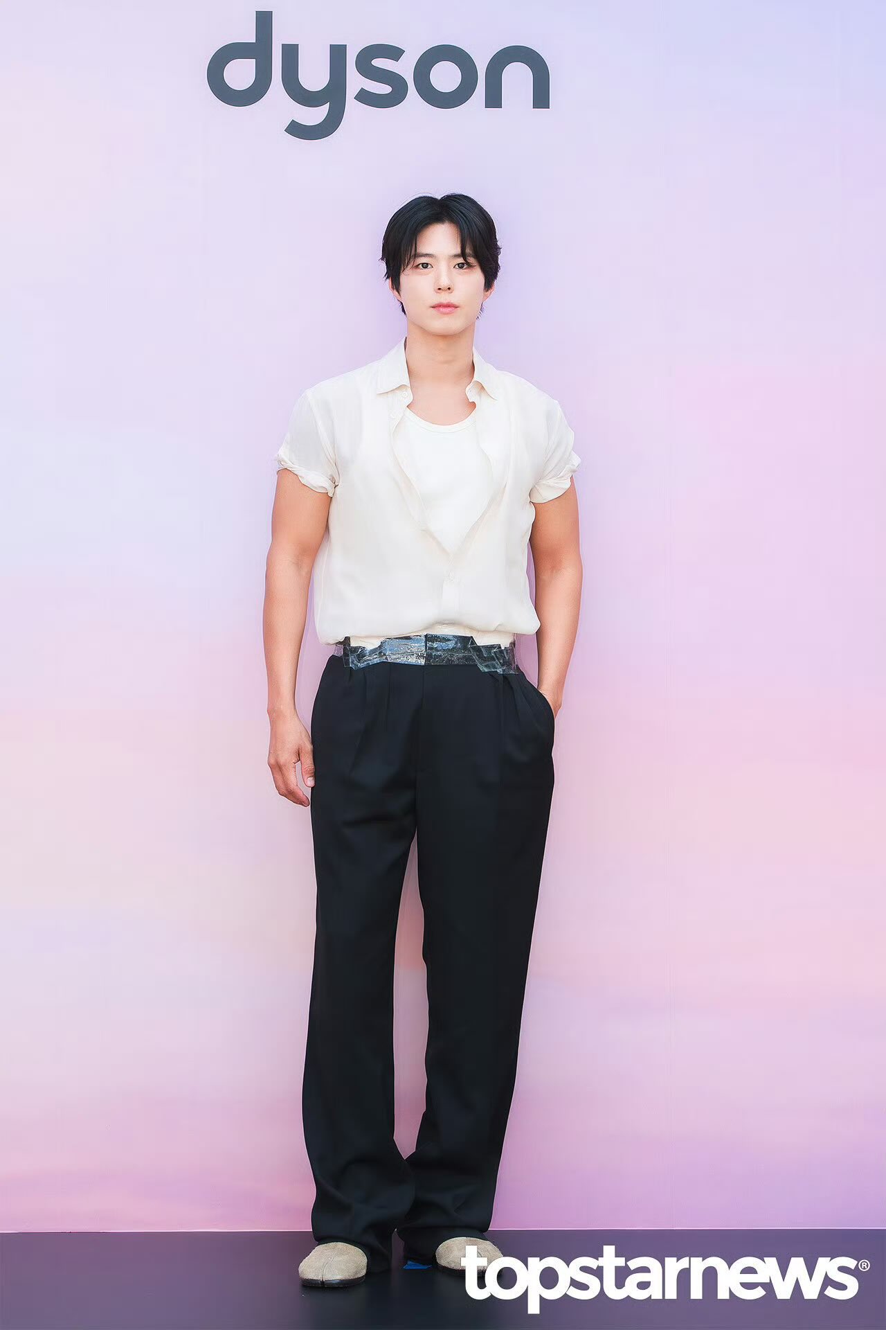 Park Bo Gum bị b&aacute;o H&agrave;n ch&ecirc; cười v&igrave; chiếc quần rộng phải quấn băng d&iacute;nh khỏi tuột giữa sự kiện- Ảnh 3.
