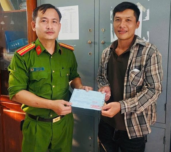 C&ocirc;ng an kiểm tra giao dịch chuyển khoản 20 triệu đồng ở ng&acirc;n h&agrave;ng ACB của người đ&agrave;n &ocirc;ng SN 1995- Ảnh 2.