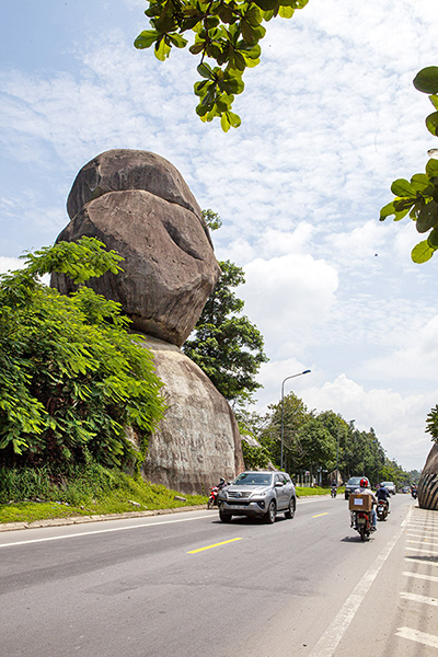 H&ograve;n đ&aacute; ni&ecirc;n đại triệu năm nằm cạnh đường quốc lộ: Ở  th&agrave;nh phố trực thuộc Trung ương mới nhất của Việt Nam - Ảnh 4.