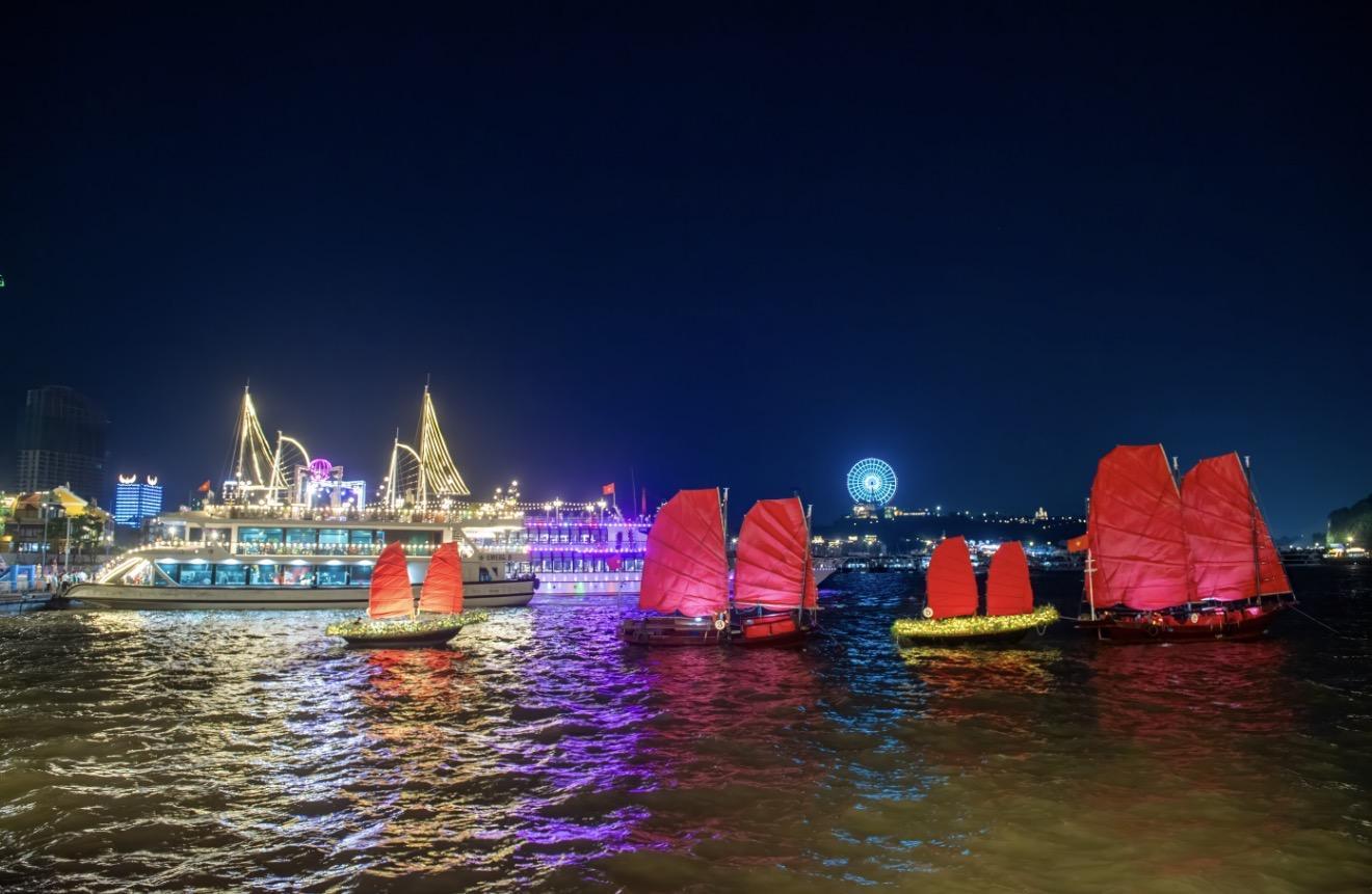 H&agrave;ng ngh&igrave;n du kh&aacute;ch đổ về &ldquo;thương cảng&rdquo; VUI-Fest Ha Long ng&agrave;y khai trương - Ảnh 2.