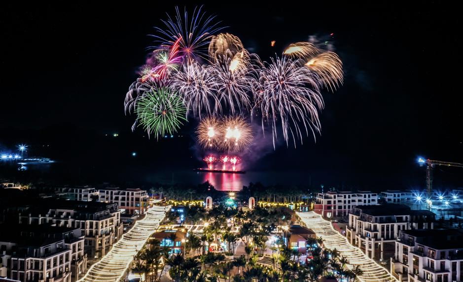 Đ&ecirc;m khai trương VUI-Fest C&aacute;t B&agrave;: H&agrave;ng ngh&igrave;n du kh&aacute;ch &ldquo;đổ bộ&rdquo;, vịnh trung t&acirc;m rực s&aacute;ng kh&ocirc;ng ngủ - Ảnh 1.