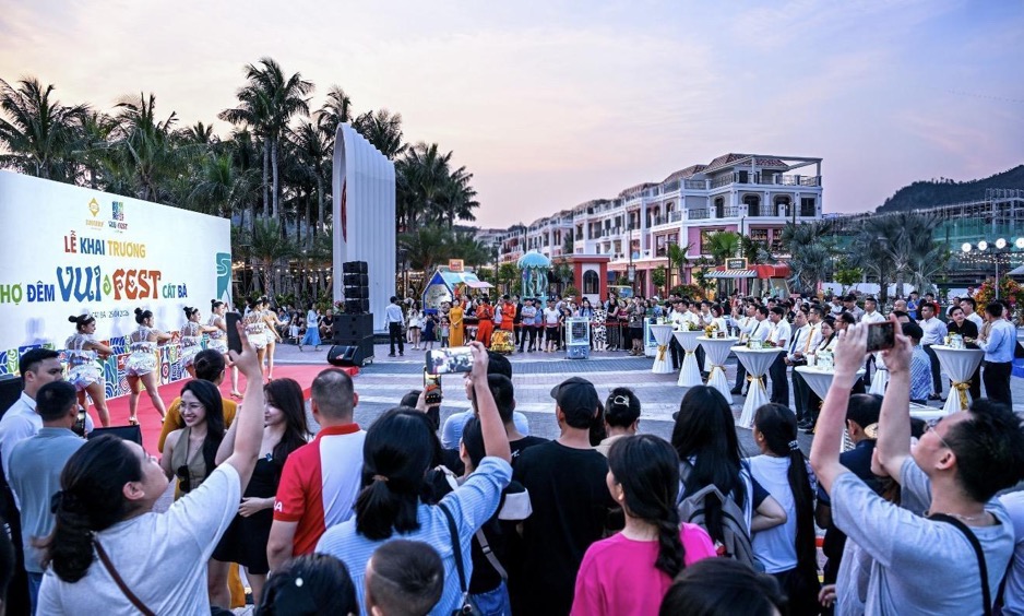 Đ&ecirc;m khai trương VUI-Fest C&aacute;t B&agrave;: H&agrave;ng ngh&igrave;n du kh&aacute;ch &ldquo;đổ bộ&rdquo;, vịnh trung t&acirc;m rực s&aacute;ng kh&ocirc;ng ngủ - Ảnh 2.