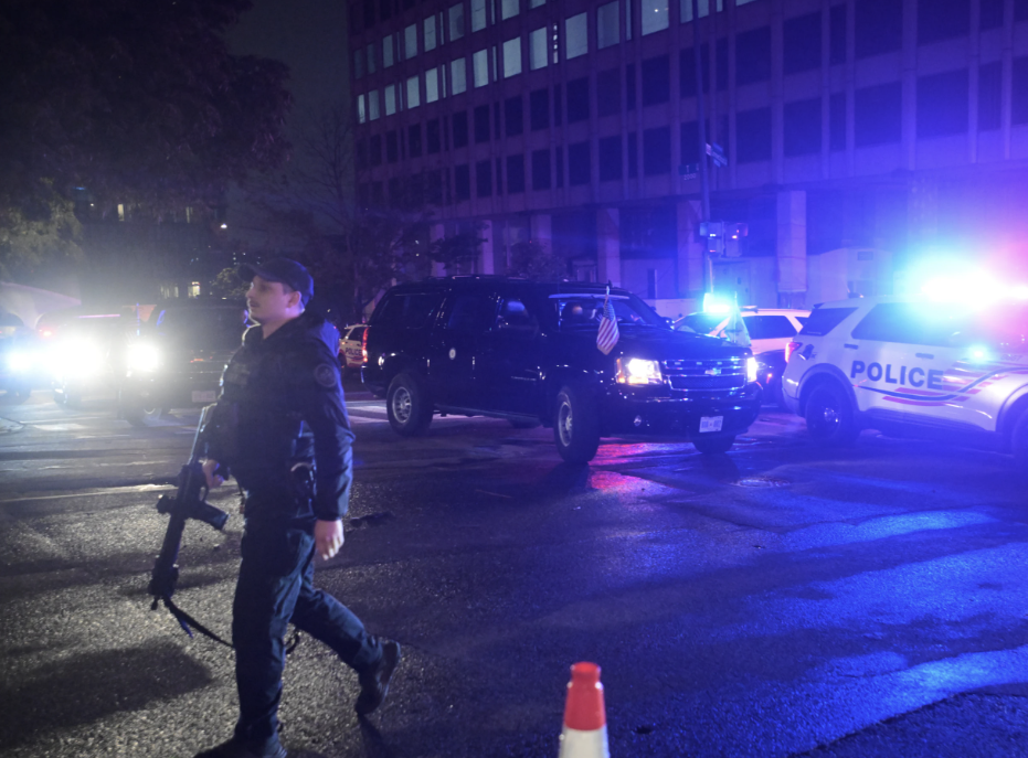 &Ocirc;ng Donald Trump họp b&aacute;o, đăng video nghi phạm xả s&uacute;ng tại tiệc của Nh&agrave; Trắng - Ảnh 3.