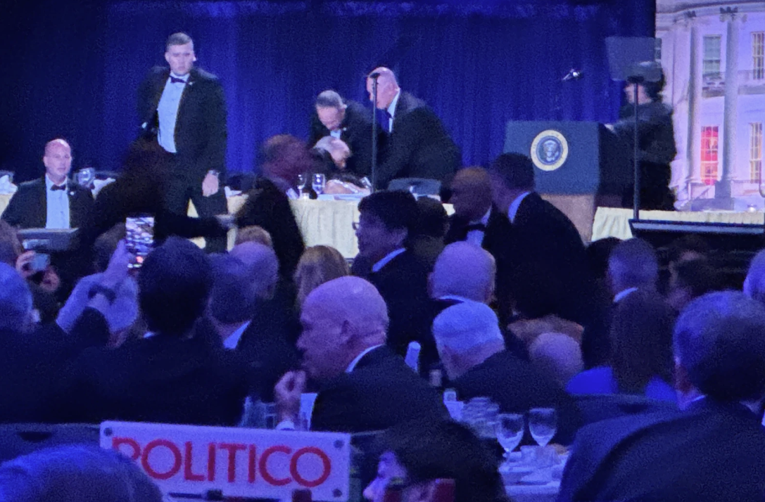 &Ocirc;ng Donald Trump họp b&aacute;o, đăng video nghi phạm xả s&uacute;ng tại tiệc của Nh&agrave; Trắng - Ảnh 4.