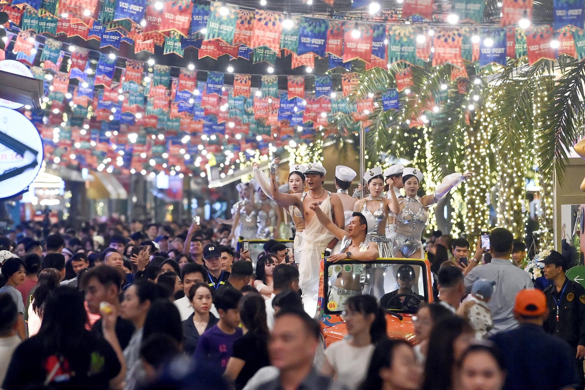 H&agrave;ng ngh&igrave;n du kh&aacute;ch đổ về &ldquo;thương cảng&rdquo; VUI-Fest Ha Long ng&agrave;y khai trương - Ảnh 4.