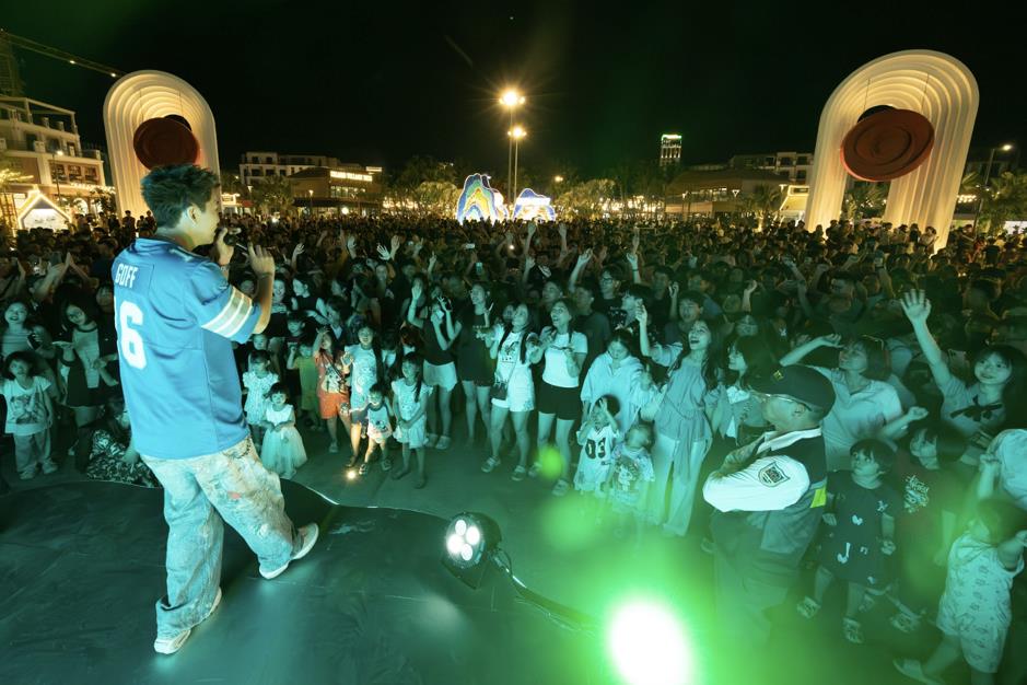 Đ&ecirc;m khai trương VUI-Fest C&aacute;t B&agrave;: H&agrave;ng ngh&igrave;n du kh&aacute;ch &ldquo;đổ bộ&rdquo;, vịnh trung t&acirc;m rực s&aacute;ng kh&ocirc;ng ngủ - Ảnh 4.