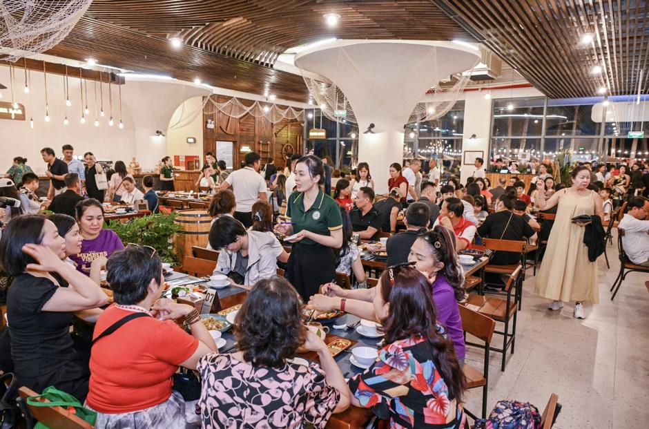 Đ&ecirc;m khai trương VUI-Fest C&aacute;t B&agrave;: H&agrave;ng ngh&igrave;n du kh&aacute;ch &ldquo;đổ bộ&rdquo;, vịnh trung t&acirc;m rực s&aacute;ng kh&ocirc;ng ngủ - Ảnh 5.