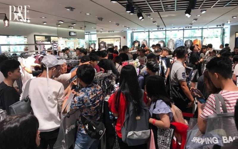 Đối thủ Zara từng khiến giới trẻ Việt xếp h&agrave;ng xuy&ecirc;n đ&ecirc;m, thời ho&agrave;ng kim l&agrave; c&uacute; b&ugrave;ng nổ của fast fashion, giờ ra sao?- Ảnh 2.