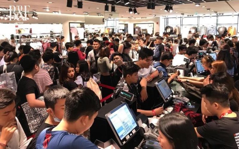 Đối thủ Zara từng khiến giới trẻ Việt xếp h&agrave;ng xuy&ecirc;n đ&ecirc;m, thời ho&agrave;ng kim l&agrave; c&uacute; b&ugrave;ng nổ của fast fashion, giờ ra sao?- Ảnh 3.