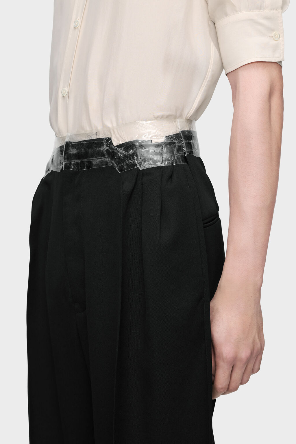 Park Bo Gum bị b&aacute;o H&agrave;n ch&ecirc; cười v&igrave; chiếc quần rộng phải quấn băng d&iacute;nh khỏi tuột giữa sự kiện- Ảnh 8.