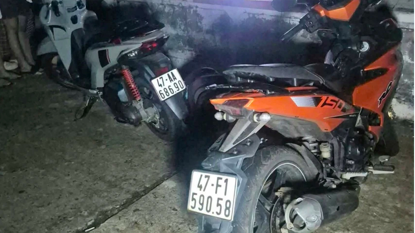 Thi thể đ&ocirc;i nam nữ dưới hồ, tr&ecirc;n bờ c&oacute; 2 xe m&aacute;y, 2 đ&ocirc;i d&eacute;p: L&agrave; vợ chồng mới cưới v&agrave;i th&aacute;ng- Ảnh 1.