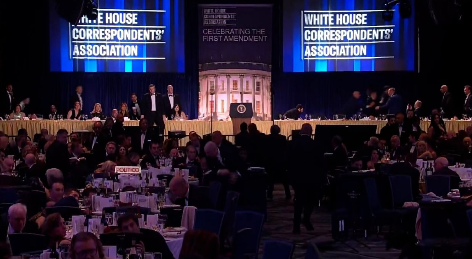 To&agrave;n cảnh vụ nổ s&uacute;ng tại bữa tiệc của Tổng thống Trump - Ảnh 3.