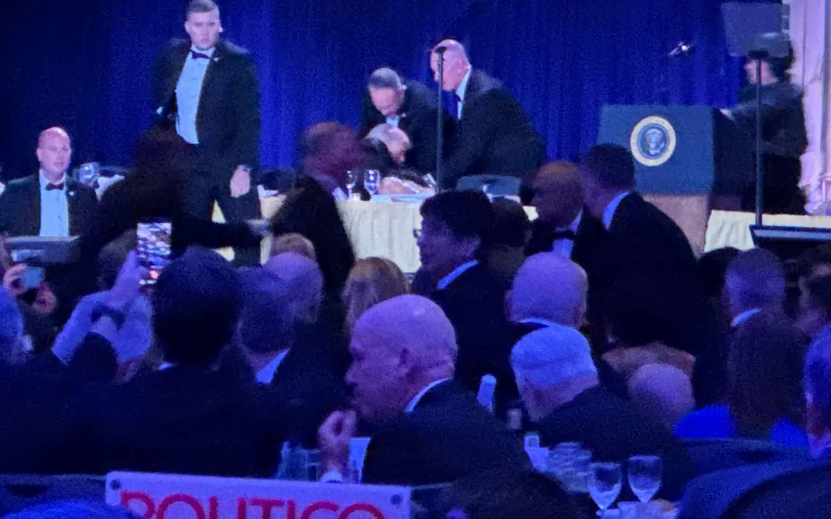 To&agrave;n cảnh vụ nổ s&uacute;ng tại bữa tiệc của Tổng thống Trump - Ảnh 1.