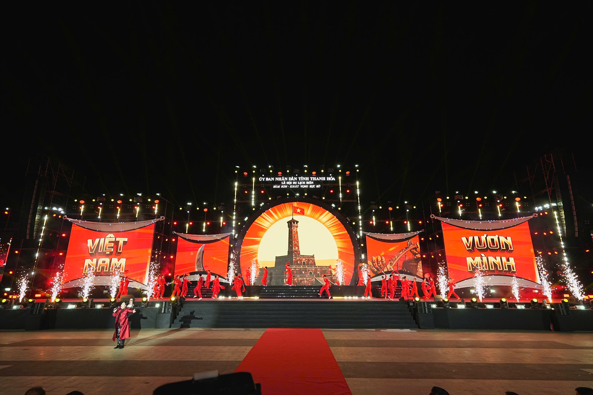 Biển người đổ về Sầm Sơn thưởng thức ca nhạc, xem bắn ph&aacute;o hoa - Ảnh 7.