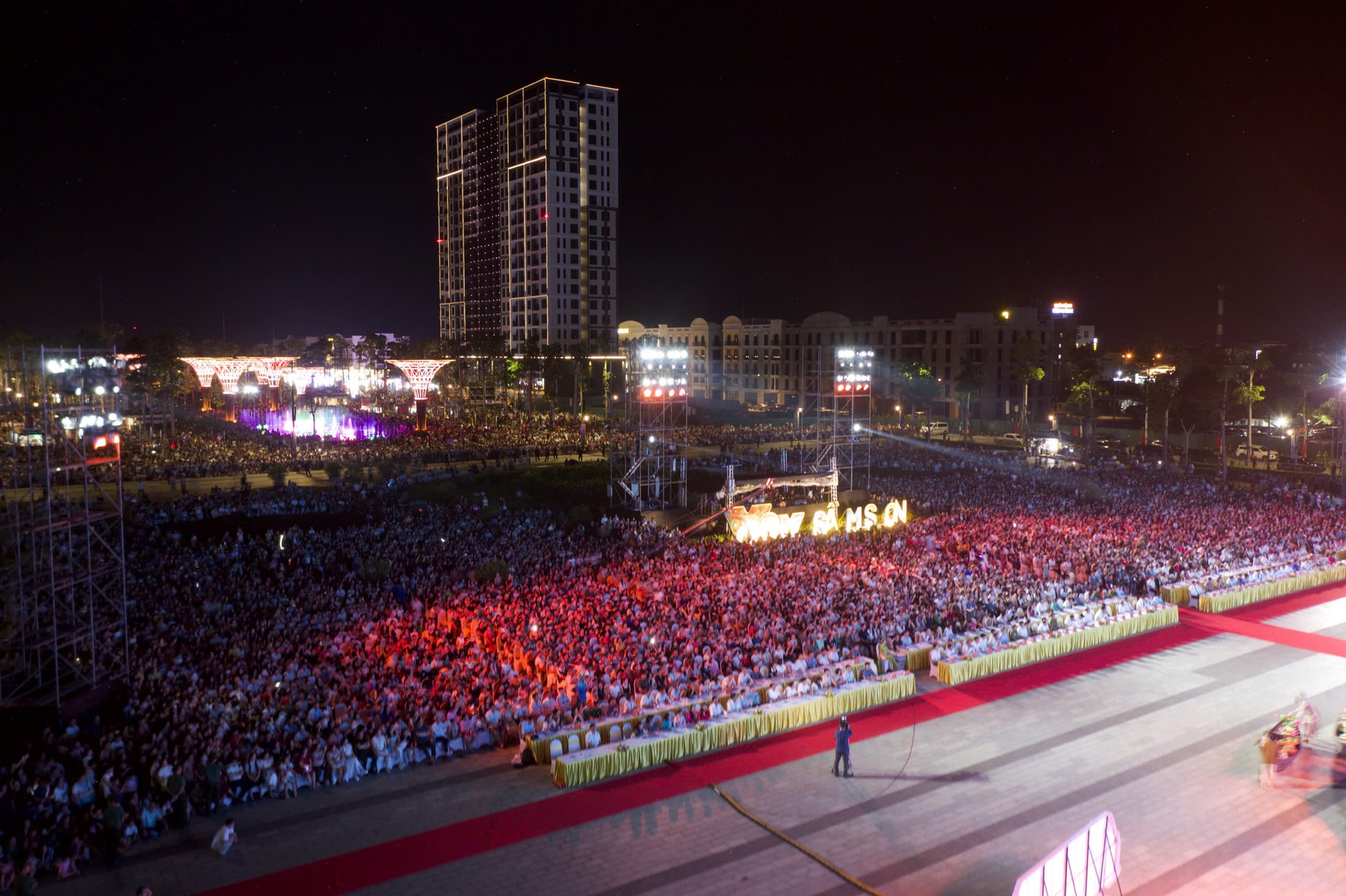 Biển người đổ về Sầm Sơn thưởng thức ca nhạc, xem bắn ph&aacute;o hoa - Ảnh 1.