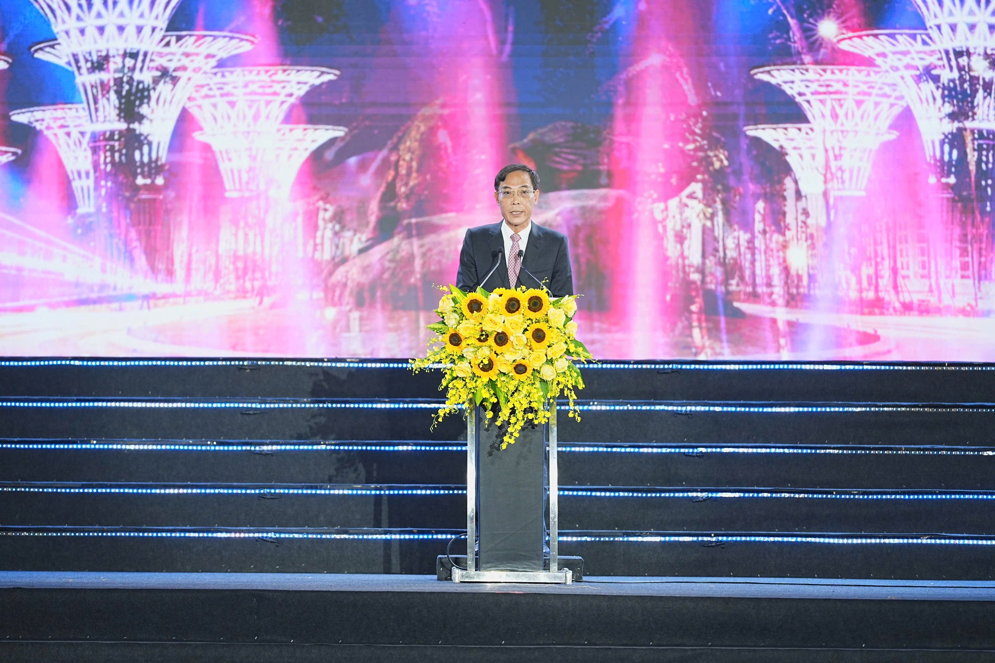 Biển người đổ về Sầm Sơn thưởng thức ca nhạc, xem bắn ph&aacute;o hoa - Ảnh 2.