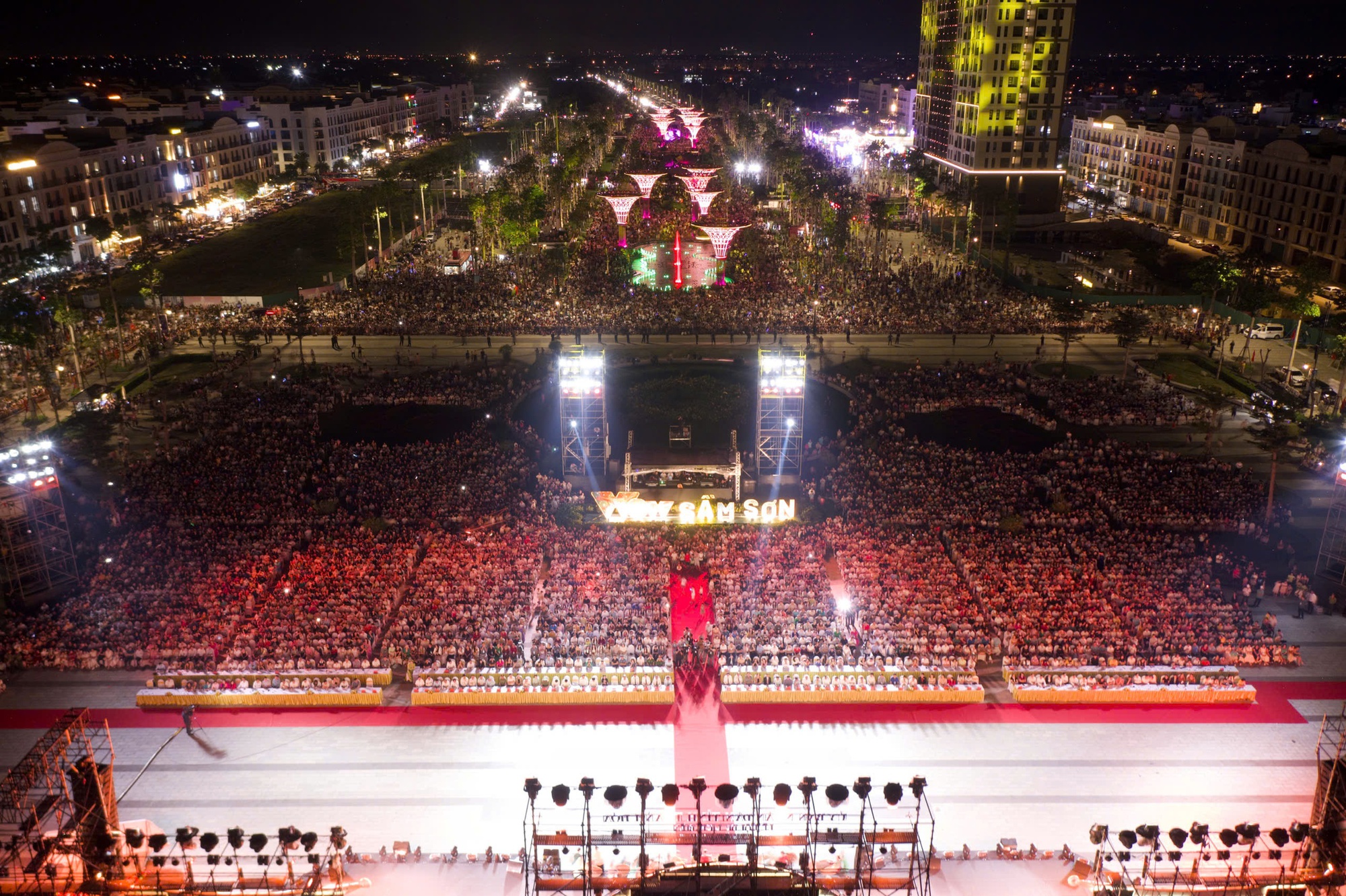 Biển người đổ về Sầm Sơn thưởng thức ca nhạc, xem bắn ph&aacute;o hoa - Ảnh 3.