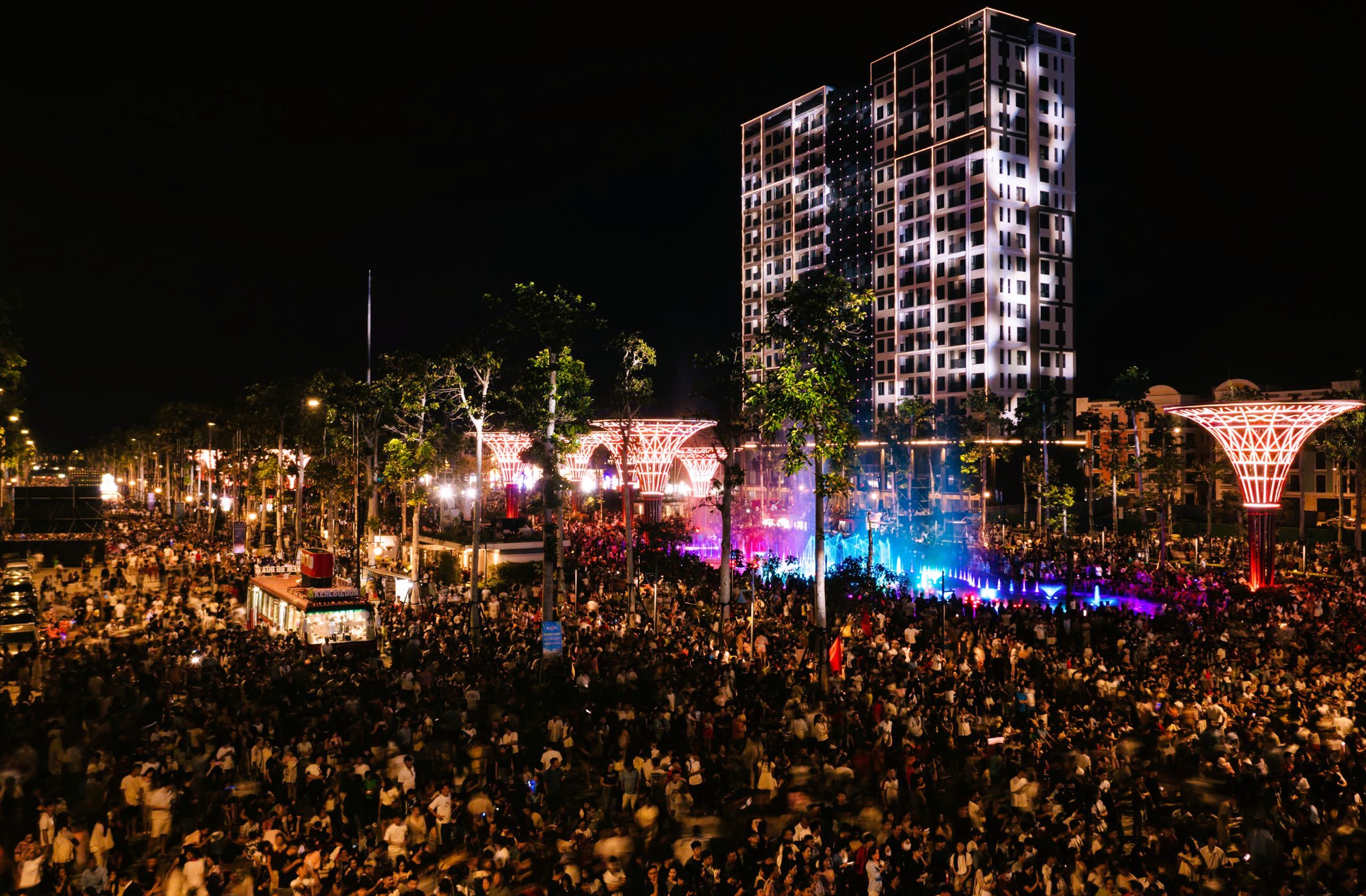 Biển người đổ về Sầm Sơn thưởng thức ca nhạc, xem bắn ph&aacute;o hoa - Ảnh 5.