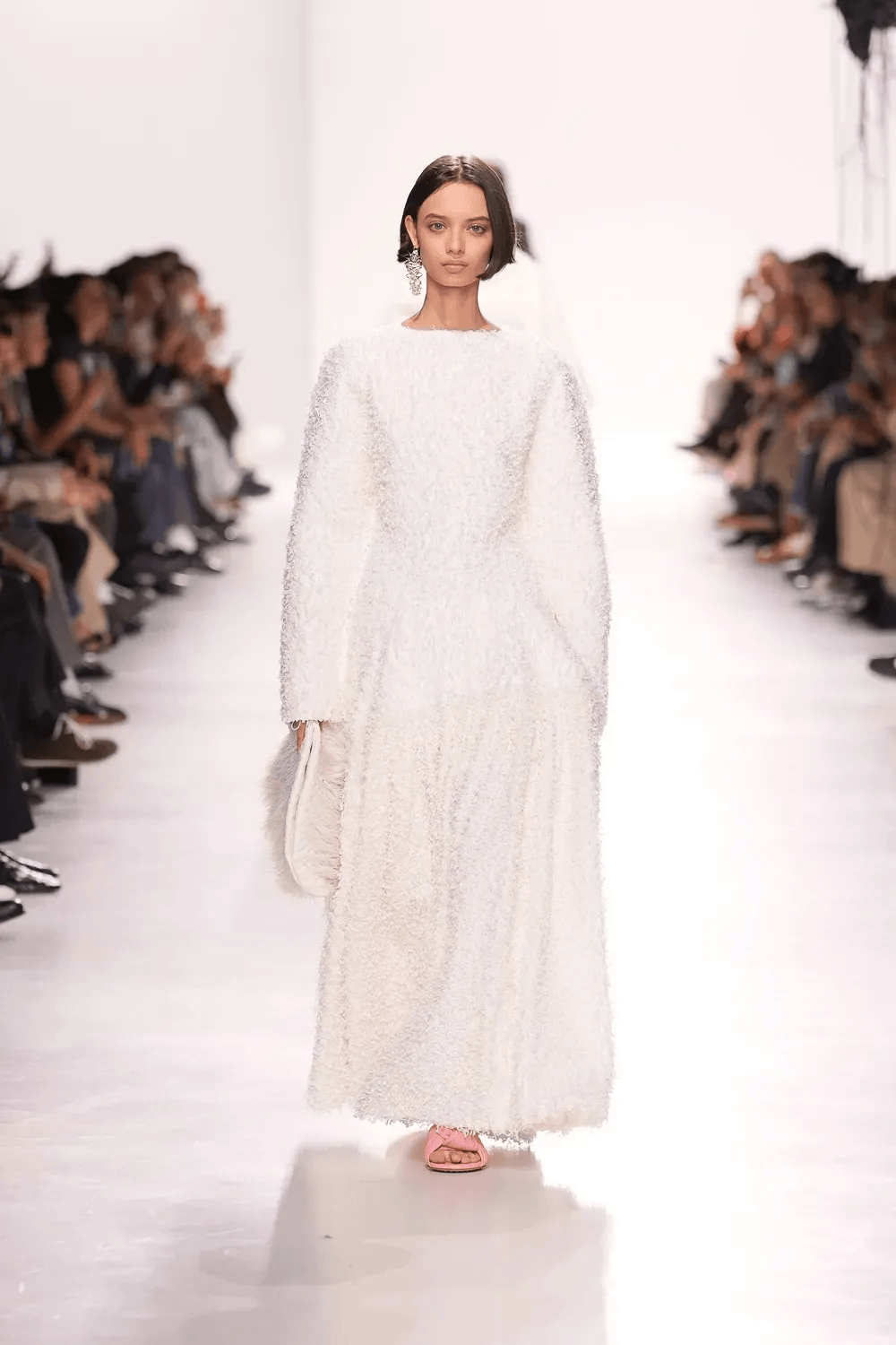 3 gam m&agrave;u "cực phẩm" đang khiến phụ nữ ch&acirc;u &Aacute; "ph&aacute;t cuồng" h&egrave; 2026: Mặc l&ecirc;n l&agrave; thấy m&aacute;t, soi gương l&agrave; thấy sang, da v&agrave;ng diện cực hợp- Ảnh 25.