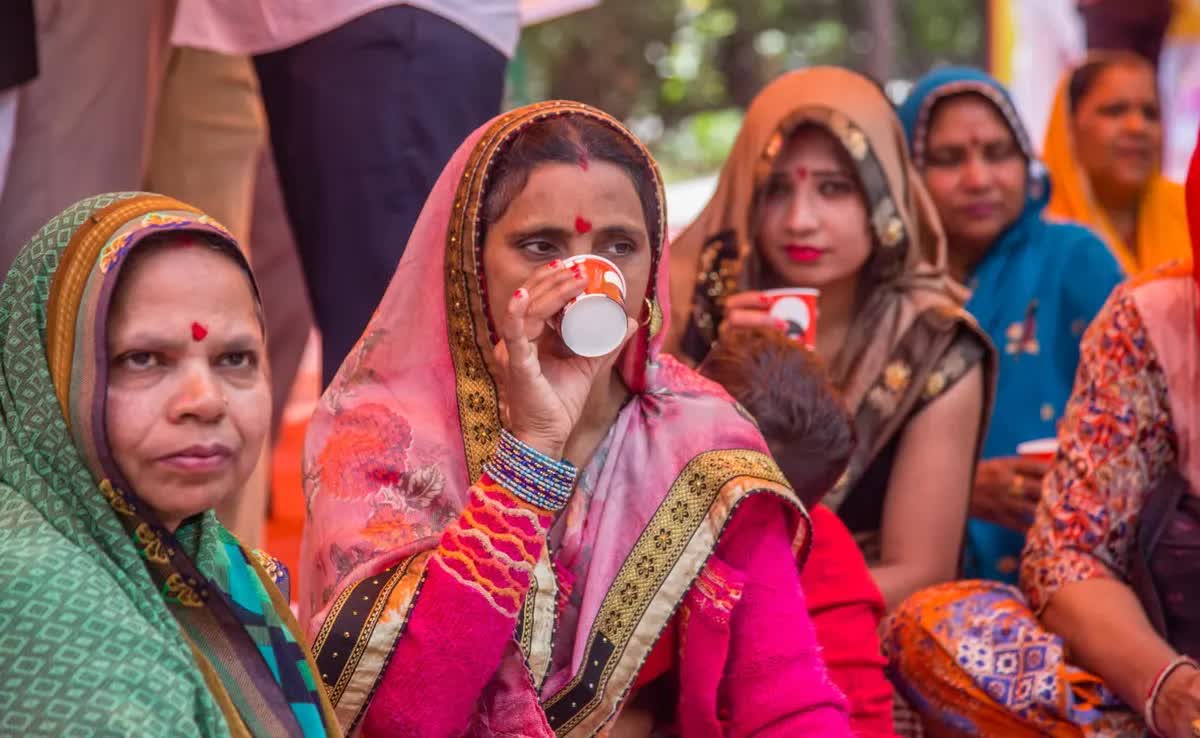 Du kh&aacute;ch được y&ecirc;u cầu "uống nước tiểu b&ograve;" khi đến Đền thi&ecirc;ng tại Ấn Độ- Ảnh 2.