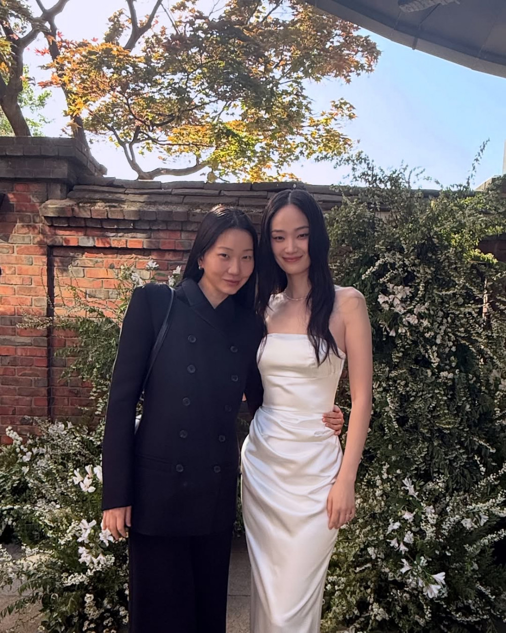 Đ&aacute;m cưới bạn th&acirc;n Jennie - Song Hye Kyo: C&ocirc; d&acirc;u mặc đơn giản đi gi&agrave;y bệt vẫn chất, cả d&agrave;n sao tề tựu đ&ocirc;ng đủ- Ảnh 2.