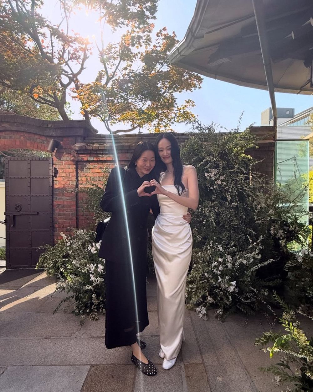 Đ&aacute;m cưới bạn th&acirc;n Jennie - Song Hye Kyo: C&ocirc; d&acirc;u mặc đơn giản đi gi&agrave;y bệt vẫn chất, cả d&agrave;n sao tề tựu đ&ocirc;ng đủ- Ảnh 4.