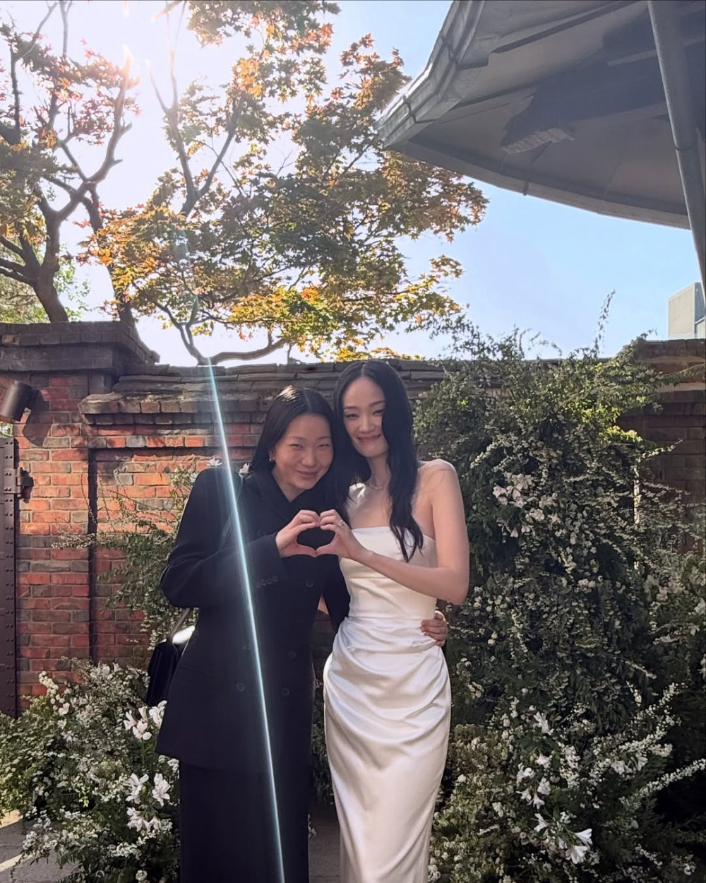 Đ&aacute;m cưới bạn th&acirc;n Jennie - Song Hye Kyo: C&ocirc; d&acirc;u mặc đơn giản đi gi&agrave;y bệt vẫn chất, cả d&agrave;n sao tề tựu đ&ocirc;ng đủ- Ảnh 3.