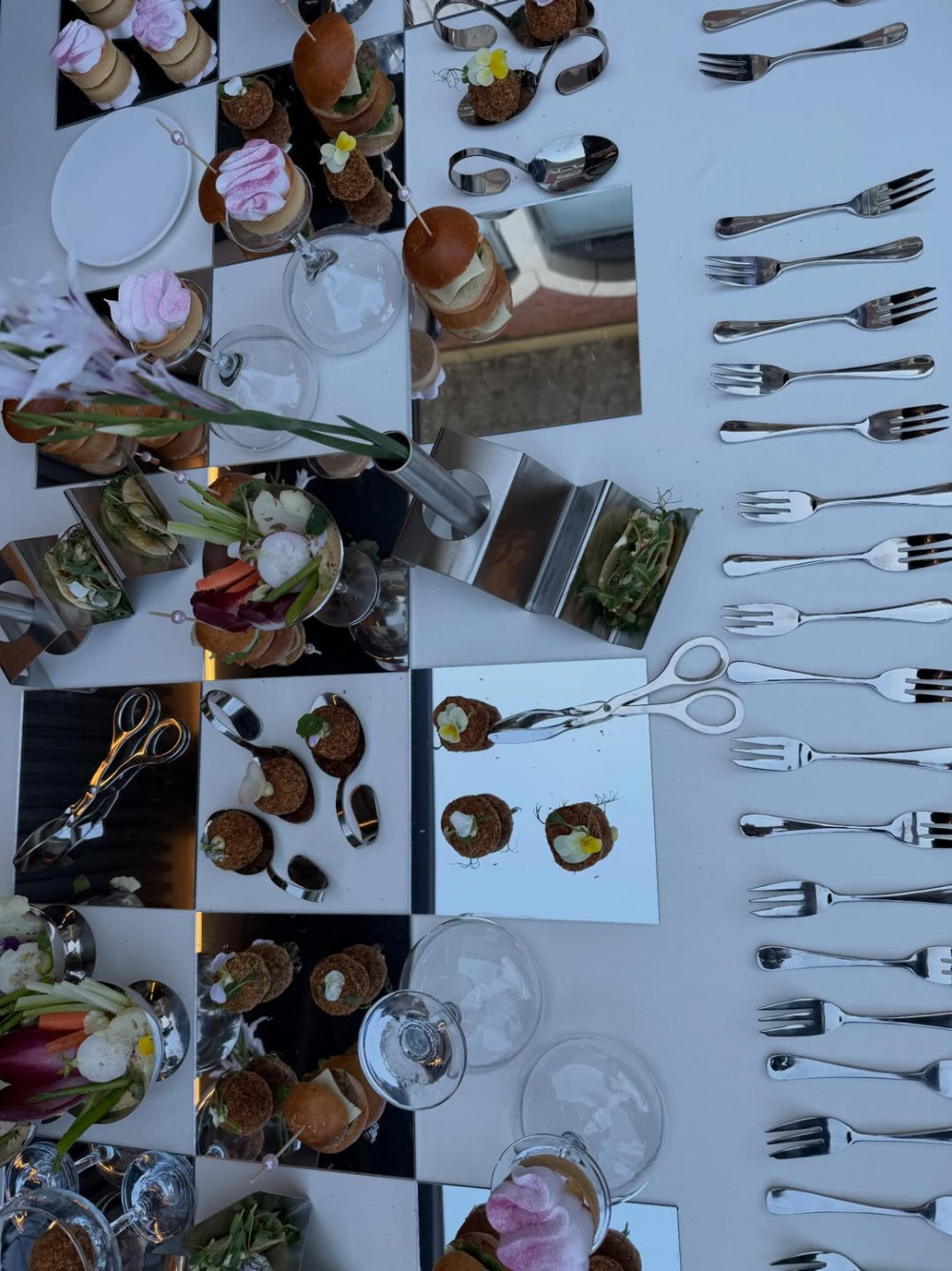 Đ&aacute;m cưới bạn th&acirc;n Jennie - Song Hye Kyo: C&ocirc; d&acirc;u mặc đơn giản đi gi&agrave;y bệt vẫn chất, cả d&agrave;n sao tề tựu đ&ocirc;ng đủ- Ảnh 7.