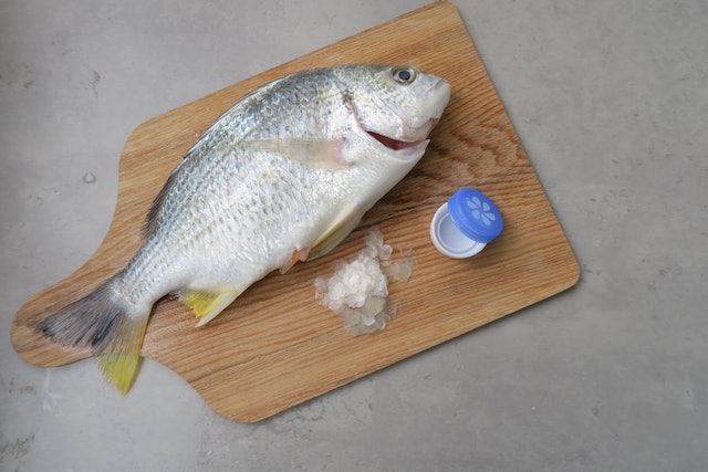 Mẹo đ&aacute;nh vảy c&aacute;: Kh&ocirc;ng cần dao hay đồ b&agrave;o, chỉ d&ugrave;ng 1 "phế liệu" nhỏ l&agrave; đ&atilde; sạch sẽ, kh&ocirc;ng lo đứt tay, vảy c&aacute; kh&ocirc;ng văng tung t&oacute;e- Ảnh 2.