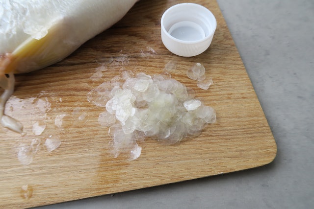 Mẹo đ&aacute;nh vảy c&aacute;: Kh&ocirc;ng cần dao hay đồ b&agrave;o, chỉ d&ugrave;ng 1 "phế liệu" nhỏ l&agrave; đ&atilde; sạch sẽ, kh&ocirc;ng lo đứt tay, vảy c&aacute; kh&ocirc;ng văng tung t&oacute;e- Ảnh 8.