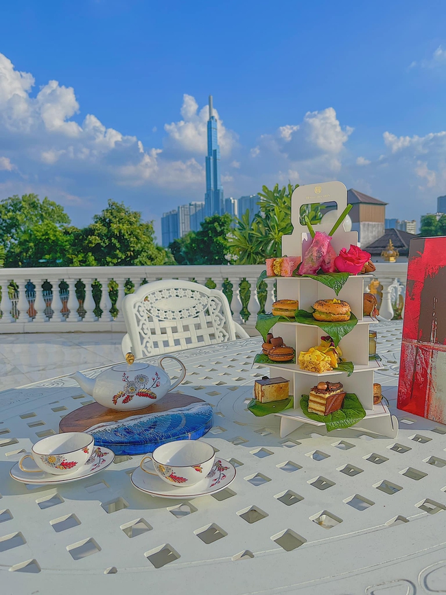 Mỹ nh&acirc;n 26 tuổi cưới ch&aacute;u trai gia tộc gi&agrave;u bậc nhất Việt Nam: Sống trong dinh thự d&aacute;t v&agrave;ng, s&acirc;n nh&agrave; đủ đỗ chục chiếc xe hơi- Ảnh 3.