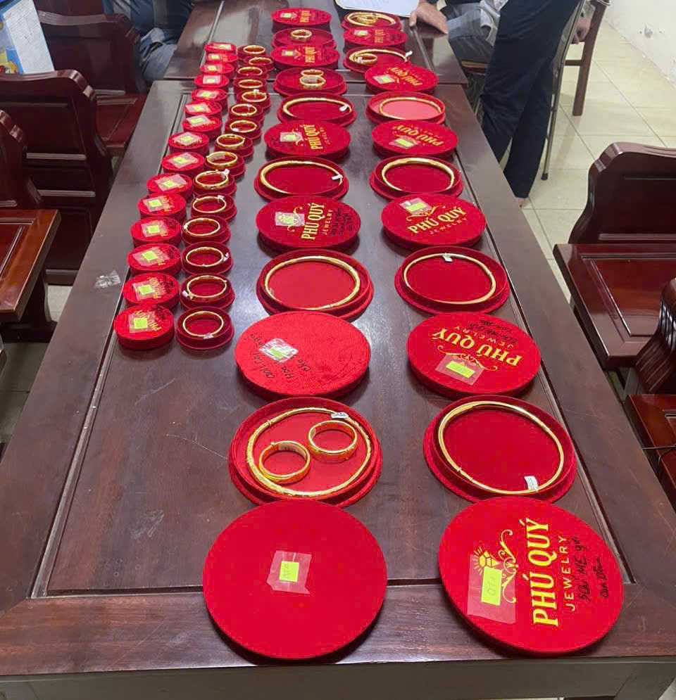Người đ&agrave;n &ocirc;ng SN 1994 b&aacute;n, cầm cố 12 kiềng đeo cổ, 22 lắc tay v&agrave;ng trong 2 th&aacute;ng, thu về hơn 1,6 tỷ đồng: C&ocirc;ng an khẩn trương điều tra- Ảnh 2.