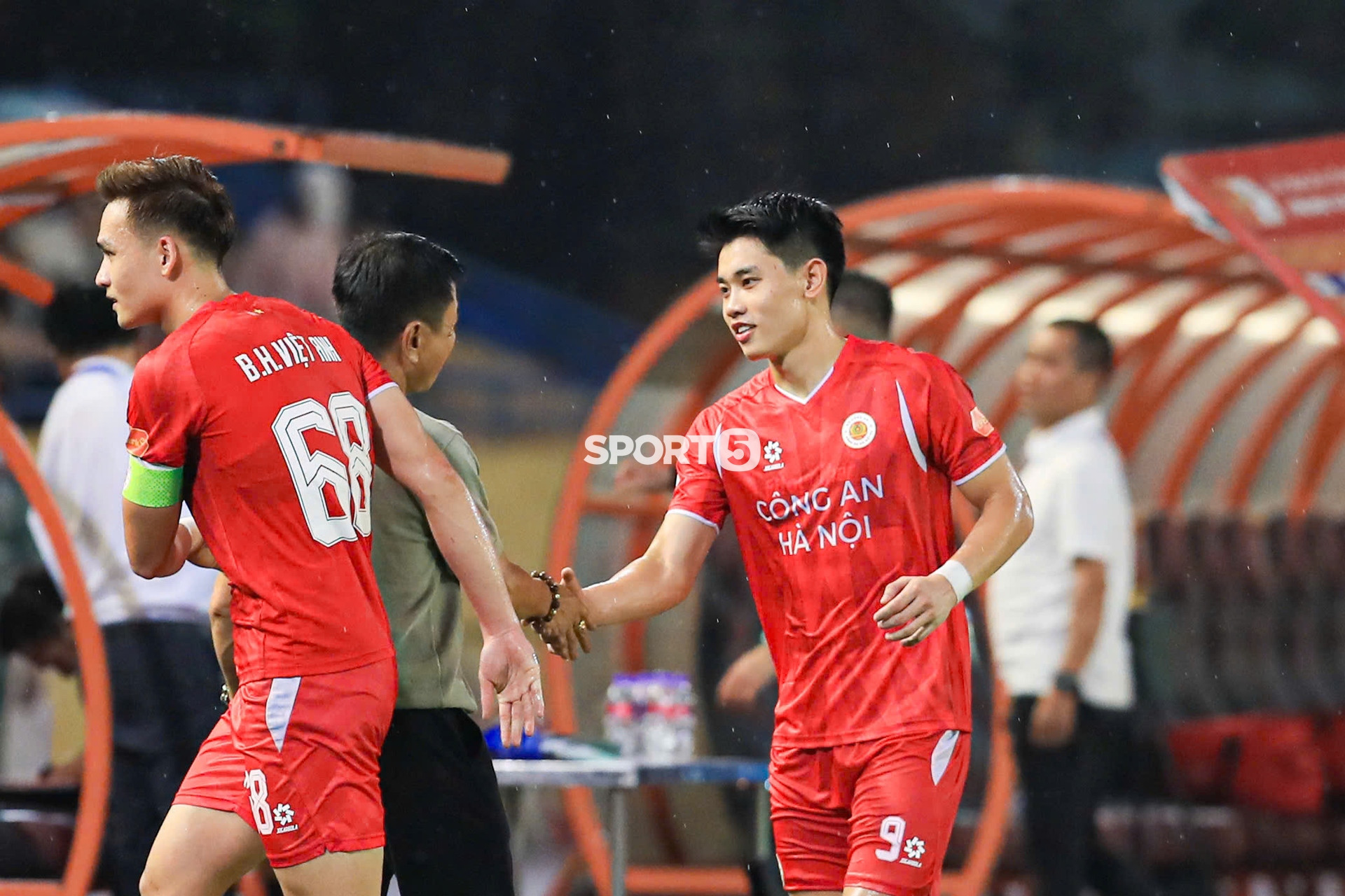 C&aacute;i &ocirc;m g&acirc;y sốt của Đ&igrave;nh Bắc v&agrave; HLV Văn Sỹ Sơn sau vụ bị kỷ luật x&ocirc;n xao cả V.League- Ảnh 1.