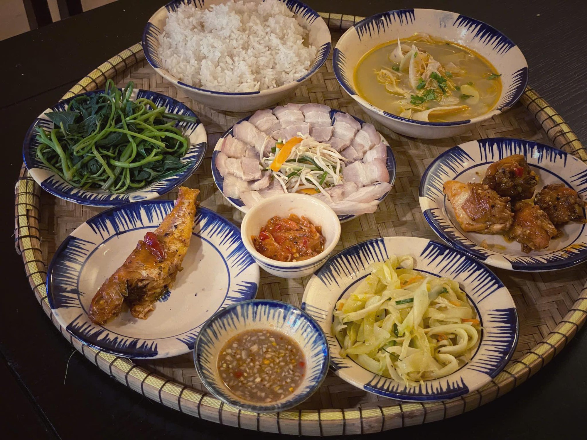 Đến Huế 30/4 năm nay đừng chỉ ăn b&uacute;n b&ograve;, list m&oacute;n "ruột" n&agrave;y của d&acirc;n bản địa mới l&agrave; l&yacute; do khiến người ta đi Huế nhiều lần nữa- Ảnh 18.