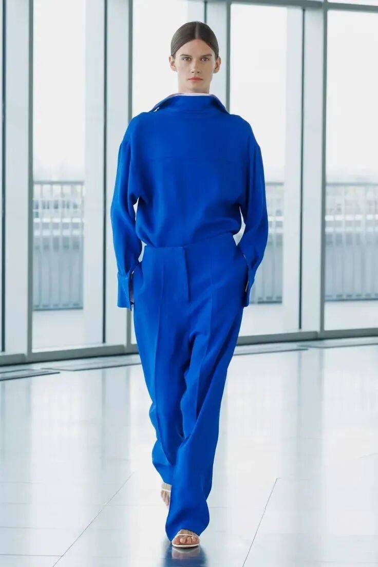 3 gam m&agrave;u "cực phẩm" đang khiến phụ nữ ch&acirc;u &Aacute; "ph&aacute;t cuồng" h&egrave; 2026: Mặc l&ecirc;n l&agrave; thấy m&aacute;t, soi gương l&agrave; thấy sang, da v&agrave;ng diện cực hợp- Ảnh 12.