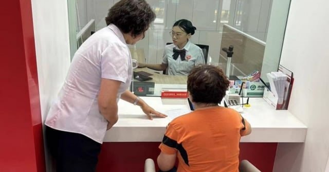 Người phụ nữ đến ng&acirc;n h&agrave;ng y&ecirc;u cầu r&uacute;t 424 triệu đồng tiền tiết kiệm, giao dịch vi&ecirc;n đang l&agrave;m thủ tục phải vội b&aacute;o c&ocirc;ng an- Ảnh 1.