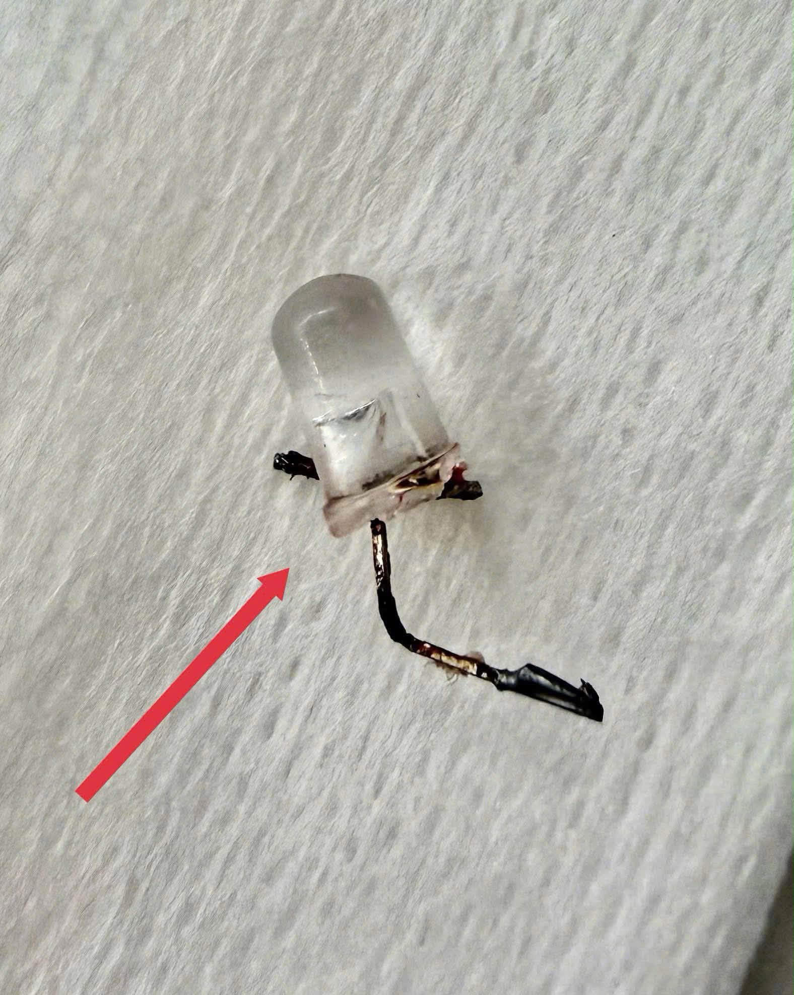 B&aacute;c sĩ th&oacute;t tim gắp đ&egrave;n led nằm trong phế quản b&eacute; 9 th&aacute;ng tuổi - Ảnh 2.