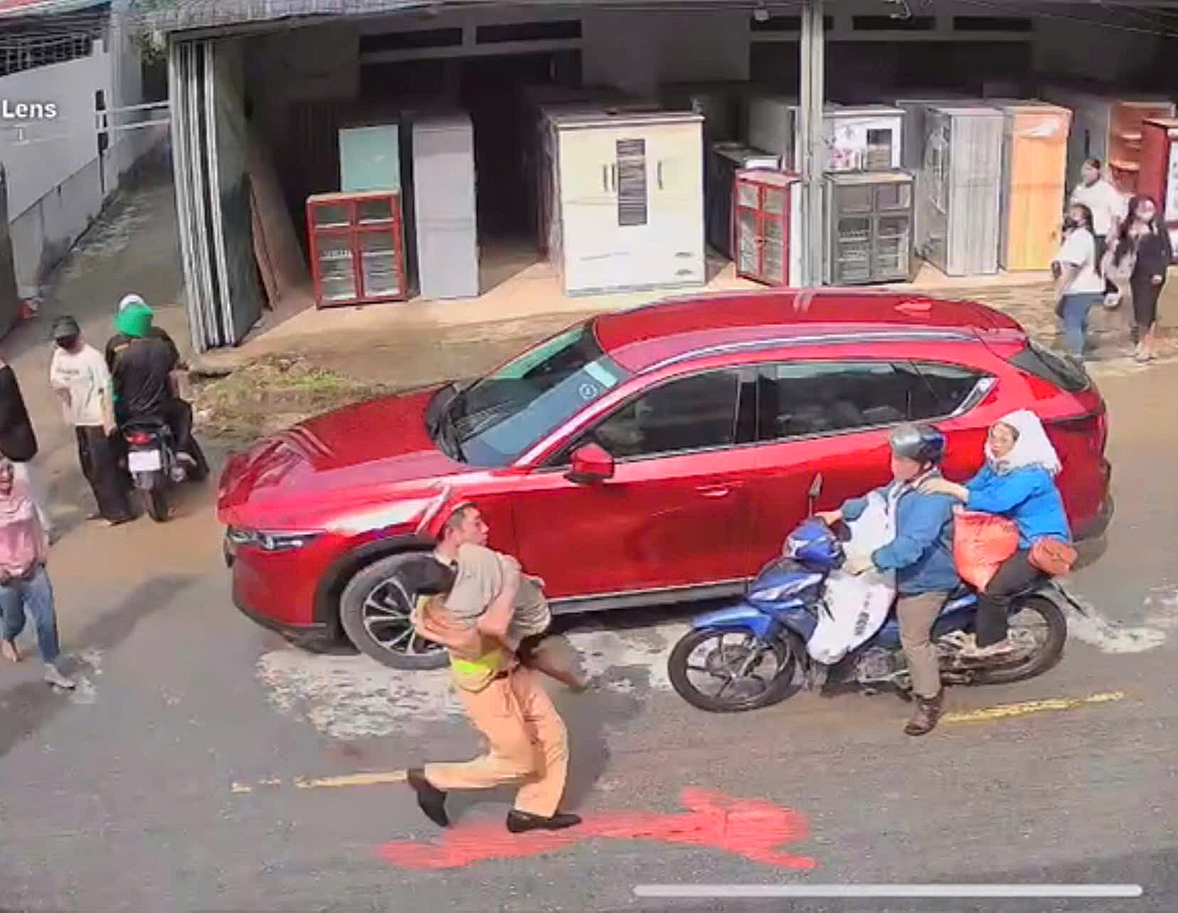 B&eacute; trai bị điện giật tại lễ hội t&eacute; nước ở Lai Ch&acirc;u, một chiến sĩ CSGT lao v&agrave;o d&ograve;ng người g&acirc;y x&uacute;c động- Ảnh 1.