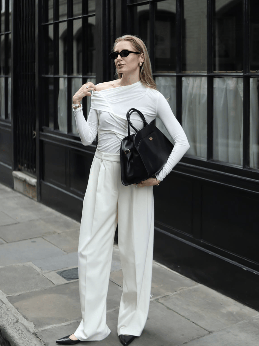 4 kiểu &aacute;o lộ vai đang 'khuynh đảo' h&egrave; 2026: Phụ nữ 30+ diện l&ecirc;n trẻ ra cả chục tuổi, khoe kh&eacute;o xương quai xanh đẹp kh&oacute; cưỡng- Ảnh 10.