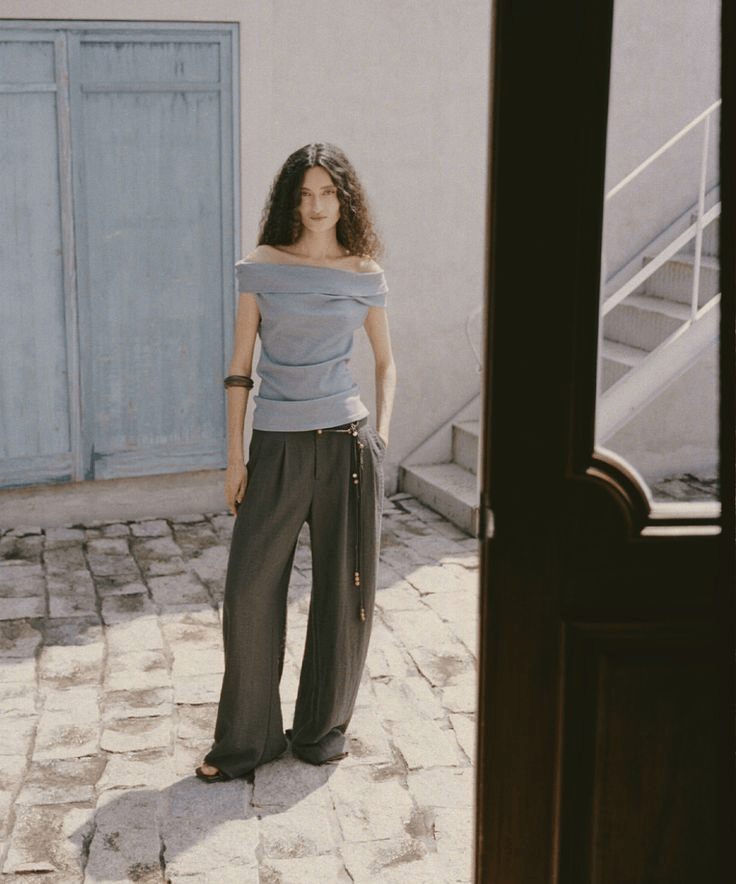 4 kiểu &aacute;o lộ vai đang 'khuynh đảo' h&egrave; 2026: Phụ nữ 30+ diện l&ecirc;n trẻ ra cả chục tuổi, khoe kh&eacute;o xương quai xanh đẹp kh&oacute; cưỡng- Ảnh 28.